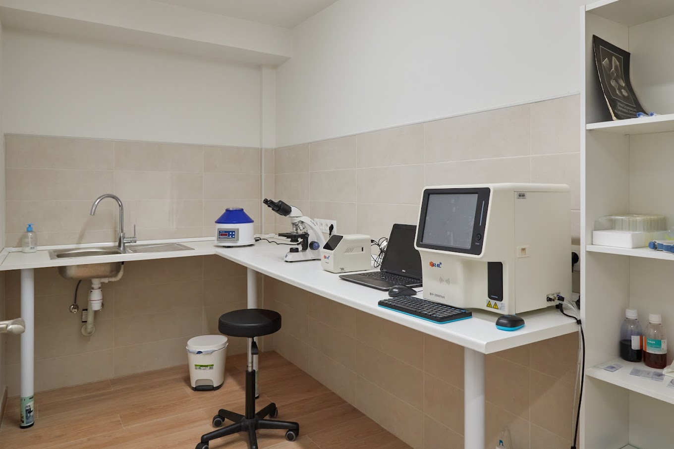 Sala de laboratorio Sala de laboratorio de la clinica veterinaria Pelayos de la Presa