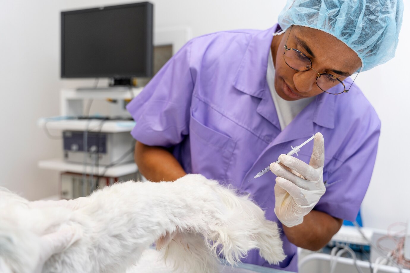 anestesia-veterinaria-pelayos-presa Veterinario se prepara para anestesiar a un perro